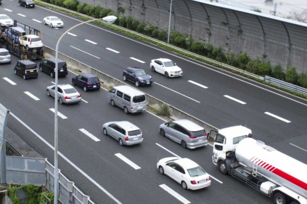 年末年始の高速道路渋滞を避ける！左車線が流れが良い理由と渋滞時に気を付けること